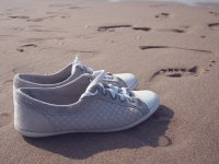 buty na plaży